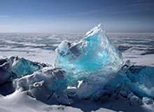 詹姆斯收到球迷送的王冠，因尺寸太大没戴上随即恶搞活跃气氛